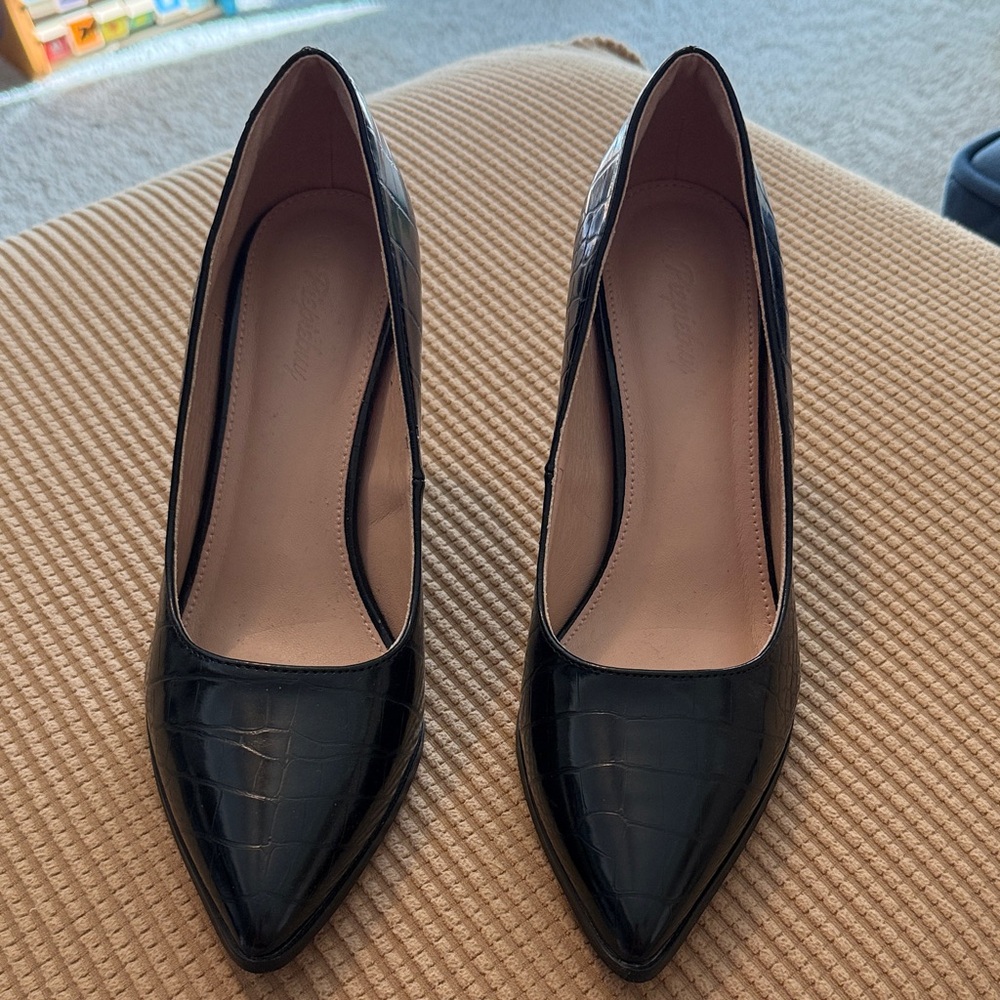 Chic Black Crocodile Pattern Heels